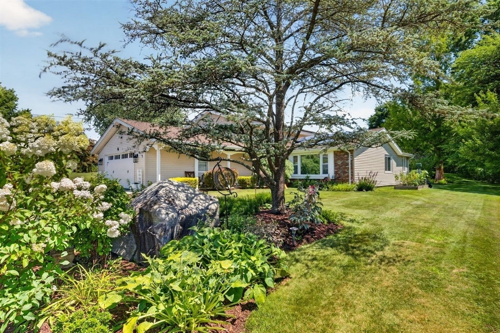 6 Topaz Ln