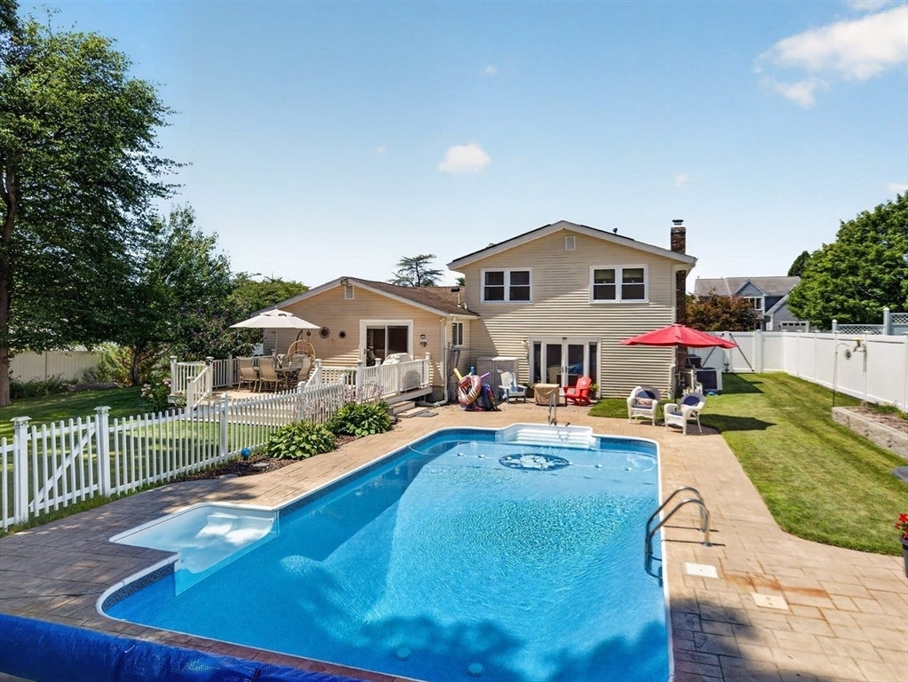 Photo of 6 Topaz Ln, Dartmouth, MA