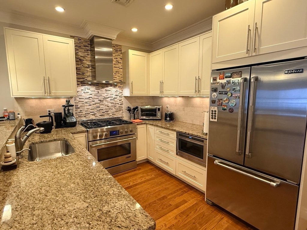637 E 1st Street 204