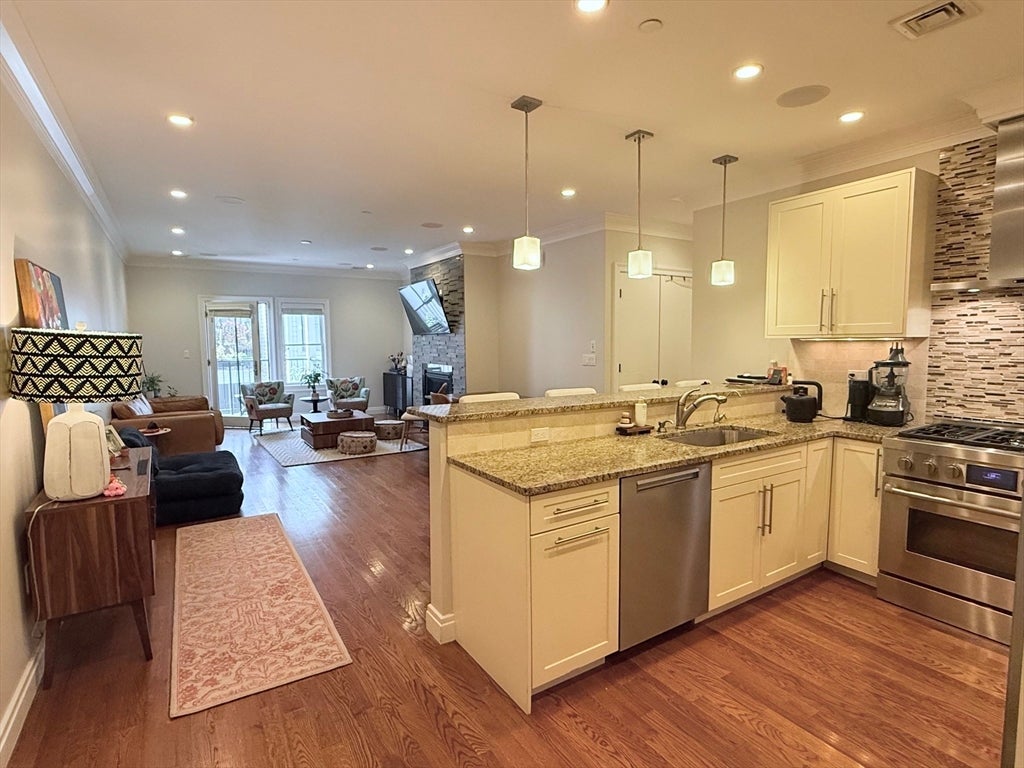 637 E 1st Street 204