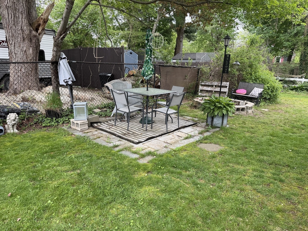 59 Howlands Ln