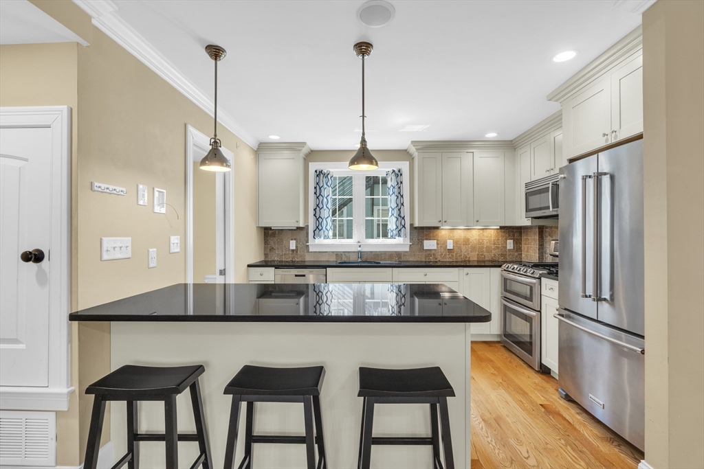 83 Dresser St 83