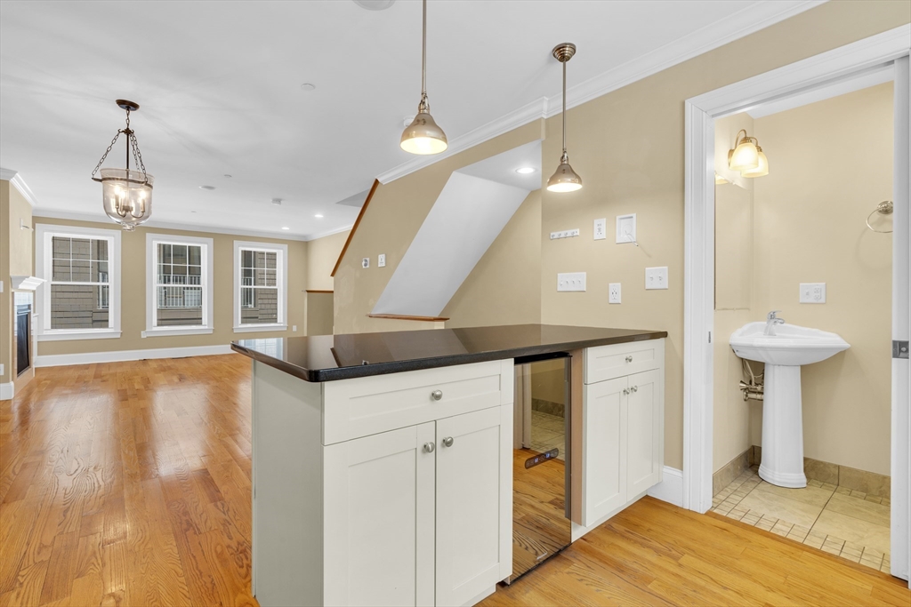 83 Dresser St 83