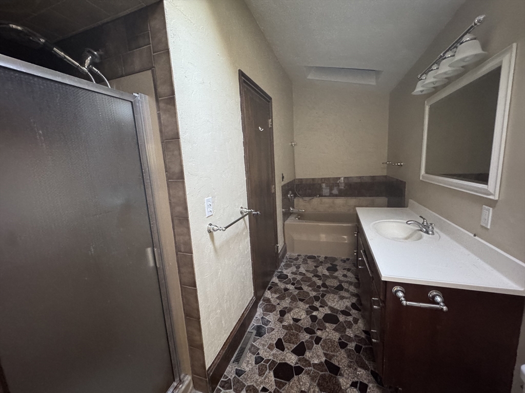 Natick, Massachusetts 01760, United States, 3 Bedrooms Bedrooms, ,3 BathroomsBathrooms,Residential,Active,190285