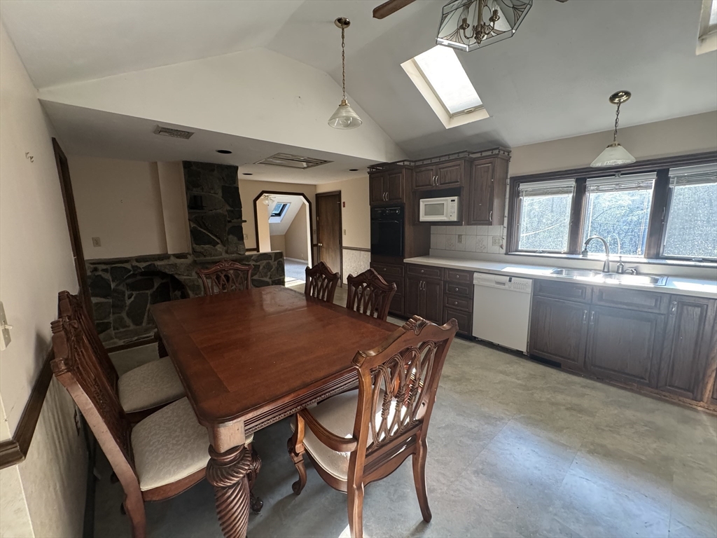 Natick, Massachusetts 01760, United States, 3 Bedrooms Bedrooms, ,3 BathroomsBathrooms,Residential,Active,190285