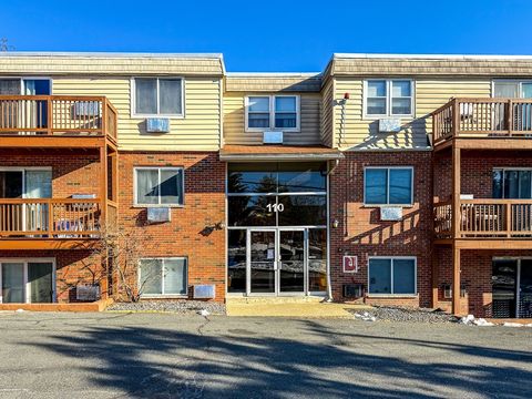 Photo of 110 Boston Post Rd E Rd #4, Marlborough, MA 01752 (MLS # 73462484)