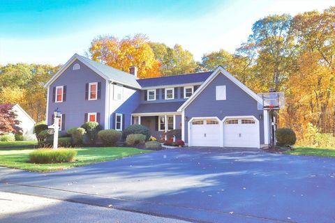 17 Fairway Ln Medway MA 02053