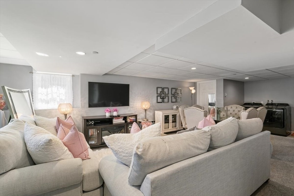 Haverhill, Massachusetts 01835, United States, 3 Bedrooms Bedrooms, ,3 BathroomsBathrooms,Residential,Contingent,106238