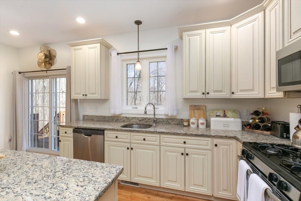 Haverhill, Massachusetts 01835, United States, 3 Bedrooms Bedrooms, ,3 BathroomsBathrooms,Residential,Contingent,106238