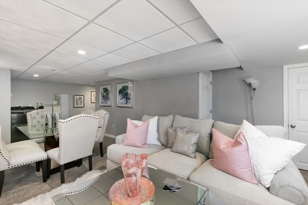 Haverhill, Massachusetts 01835, United States, 3 Bedrooms Bedrooms, ,3 BathroomsBathrooms,Residential,Contingent,106238