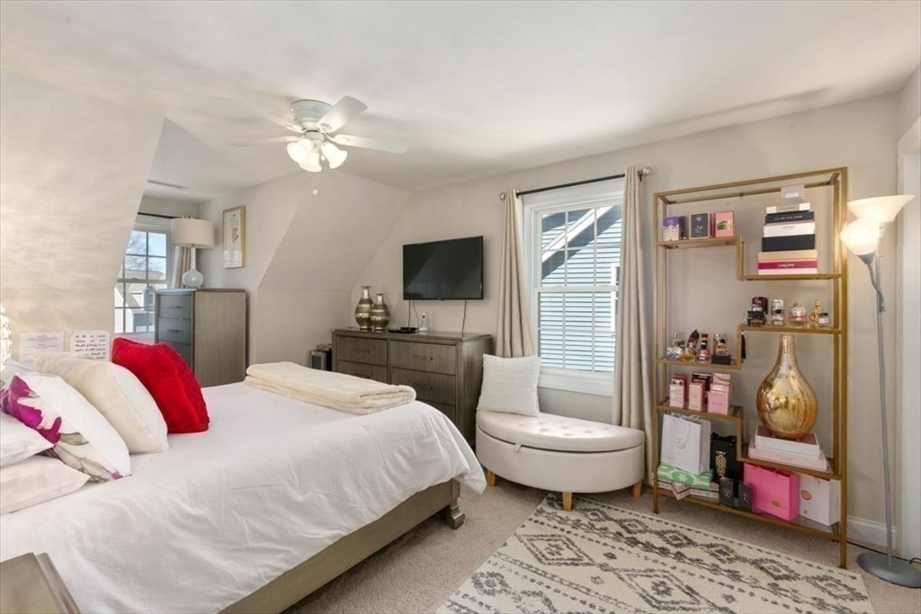 Haverhill, Massachusetts 01835, United States, 3 Bedrooms Bedrooms, ,3 BathroomsBathrooms,Residential,Contingent,106238