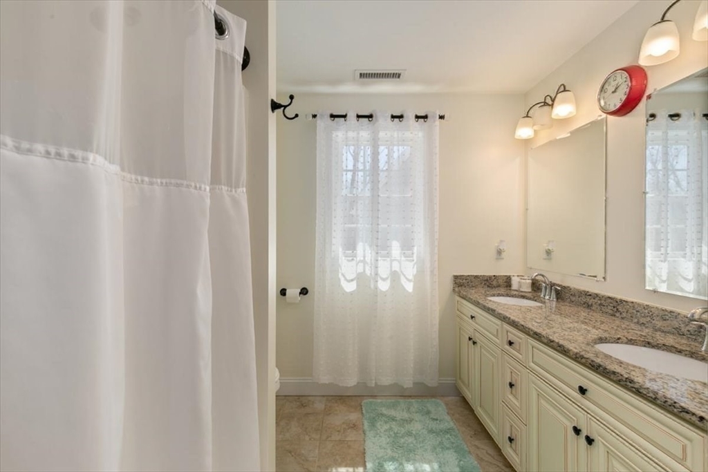 Haverhill, Massachusetts 01835, United States, 3 Bedrooms Bedrooms, ,3 BathroomsBathrooms,Residential,Contingent,106238