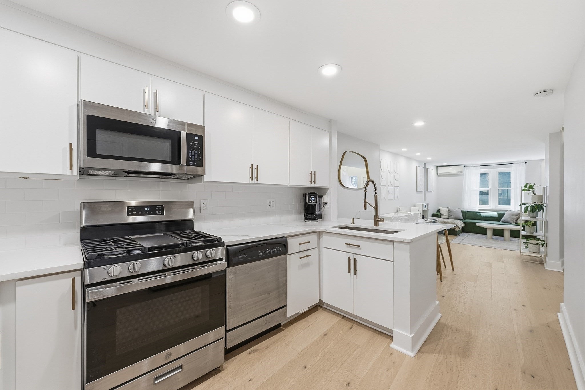 Click for 15 Cazenove St #1, Boston, MA slideshow