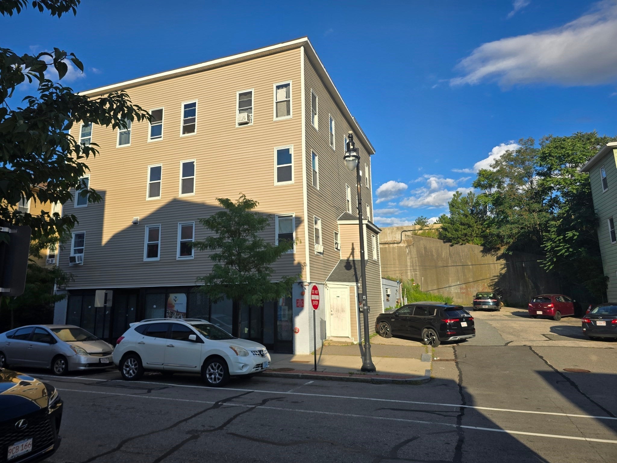 Click for 205 Millbury St #3-F, Worcester, MA slideshow