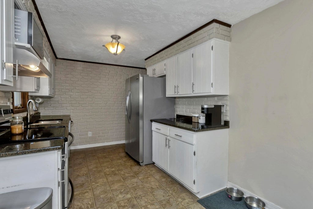 23 Beyer Dr, Easthampton, MA, 23 Beyer Dr, Easthampton, MA Photo #4