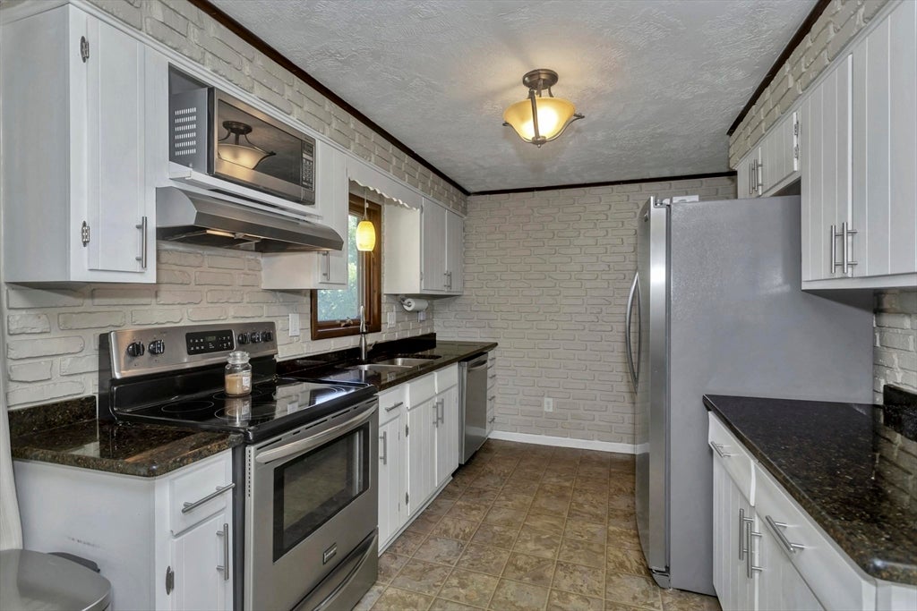 23 Beyer Dr, Easthampton, MA, 23 Beyer Dr, Easthampton, MA Photo #3