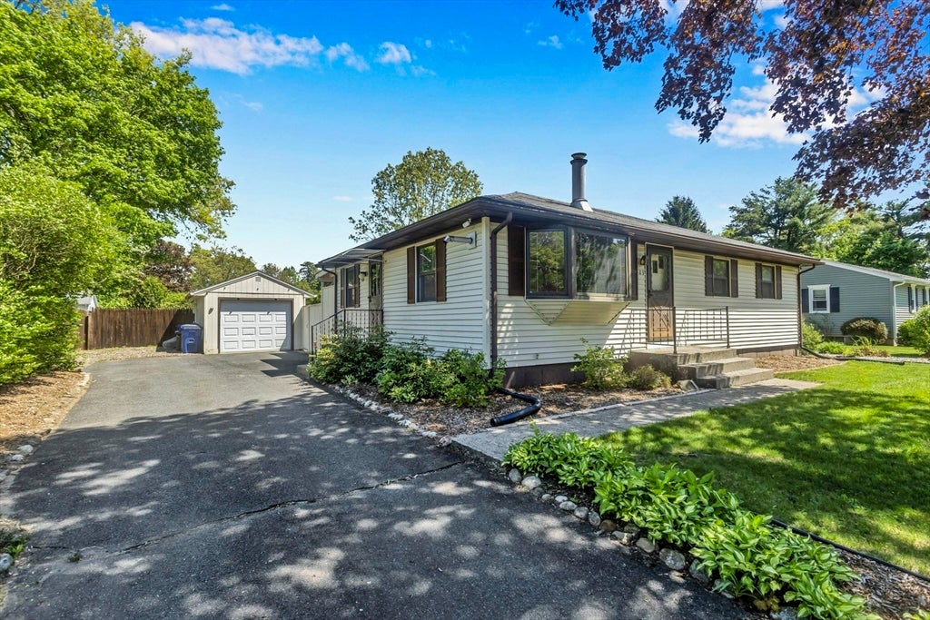 23 Beyer Dr, Easthampton, MA, 23 Beyer Dr, Easthampton, MA Photo #2