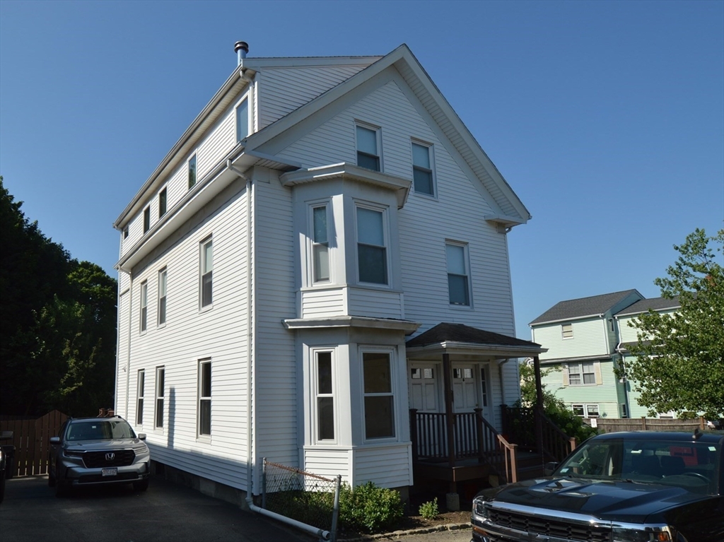 Click for 14 Roundy St #1, Beverly, MA slideshow Click for 14 Roundy St #1, Beverly, MA slideshow