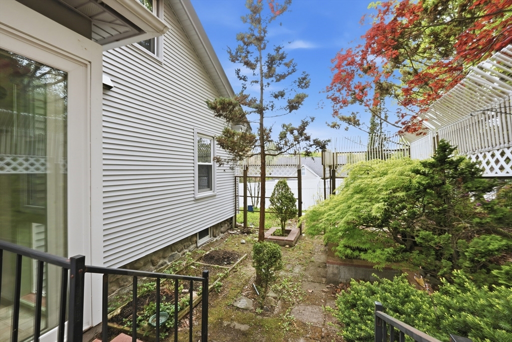 18 Maple St, Auburn, MA, 18 Maple St, Auburn, MA Photo #6