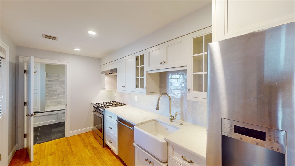 214-216 W 7th St 2L