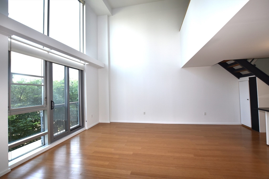 1 Earhart St 320