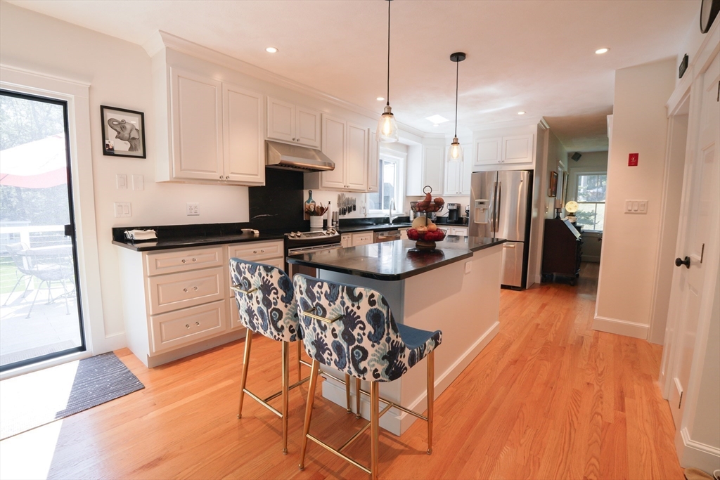 Billerica, Massachusetts 01821, United States, 4 Bedrooms Bedrooms, ,2 BathroomsBathrooms,Residential,Pending,215067