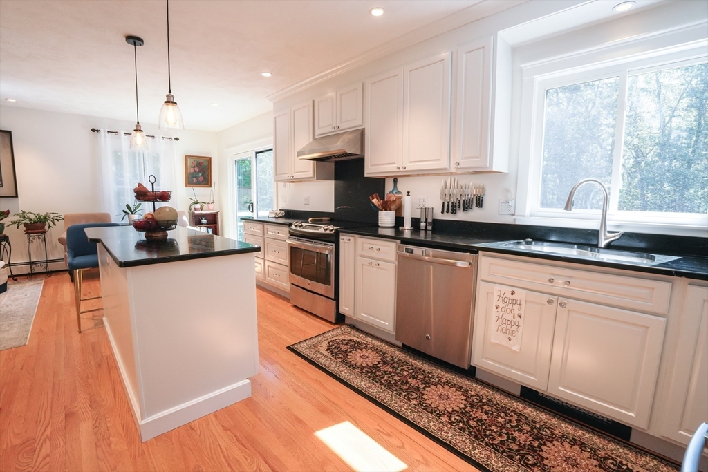 Billerica, Massachusetts 01821, United States, 4 Bedrooms Bedrooms, ,2 BathroomsBathrooms,Residential,Pending,215067