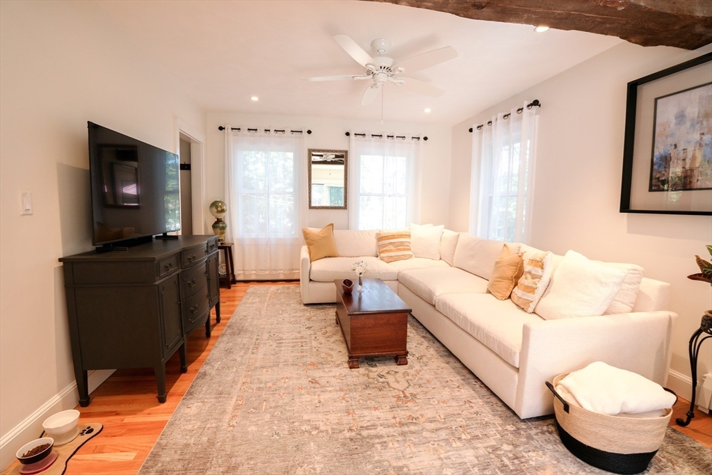 Billerica, Massachusetts 01821, United States, 4 Bedrooms Bedrooms, ,2 BathroomsBathrooms,Residential,Pending,215067