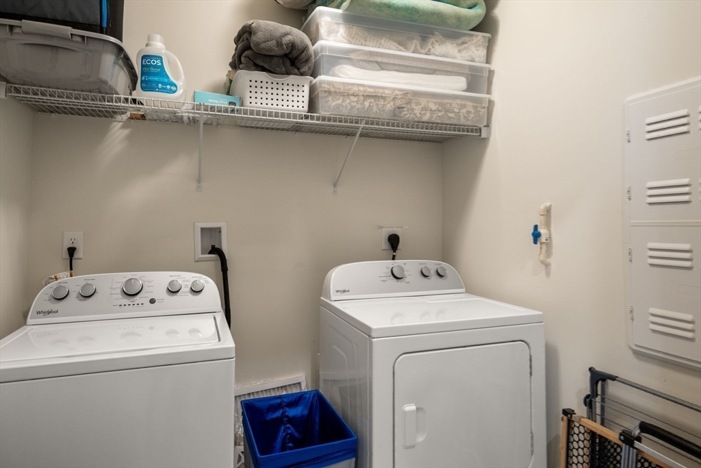 Walpole, Massachusetts 02081, United States, 2 Bedrooms Bedrooms, ,2 BathroomsBathrooms,Residential,Pending,106512