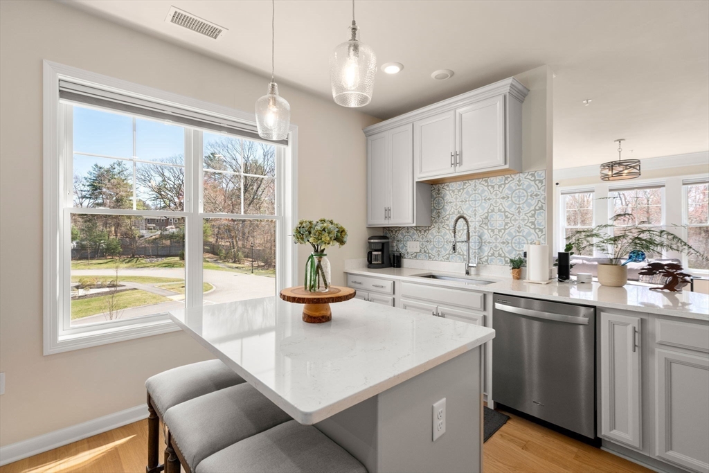 Walpole, Massachusetts 02081, United States, 2 Bedrooms Bedrooms, ,2 BathroomsBathrooms,Residential,Pending,106512