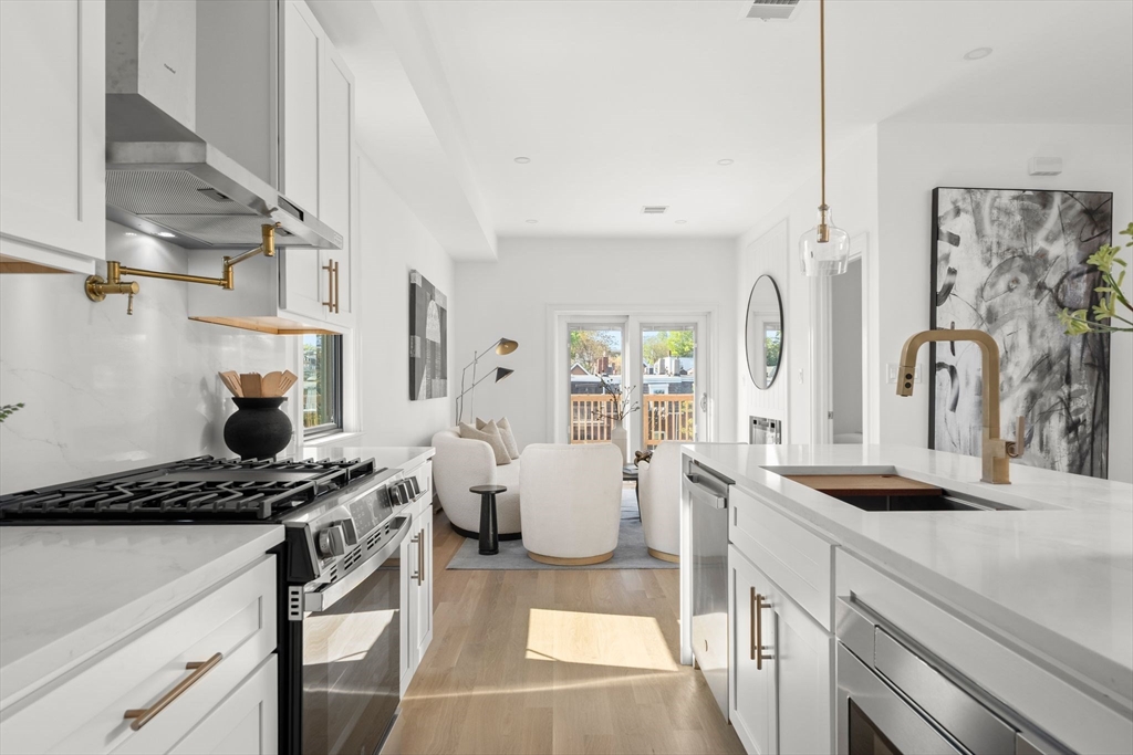 100 Bennington St PH4A