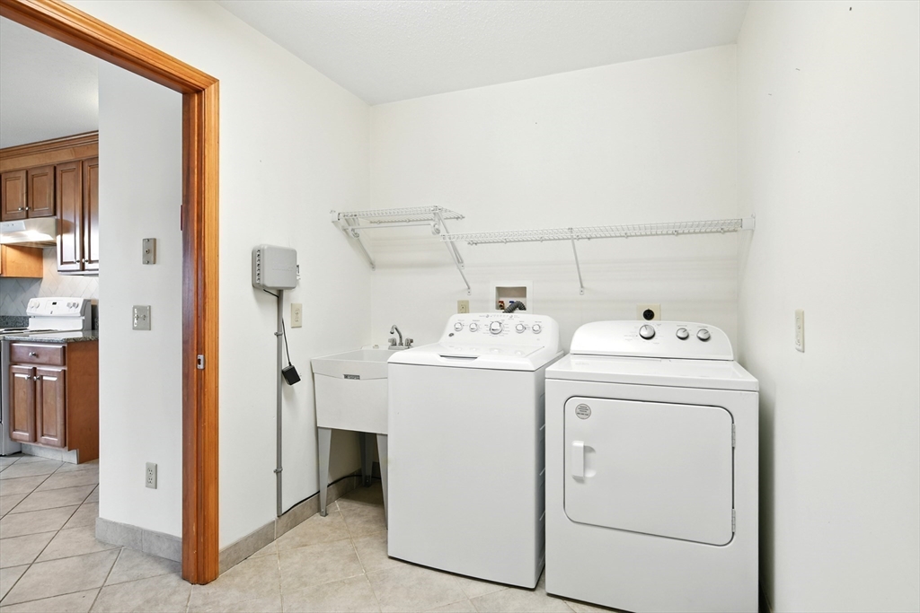 Springfield, Massachusetts 01118, United States, 3 Bedrooms Bedrooms, ,2 BathroomsBathrooms,Residential,Active,148819