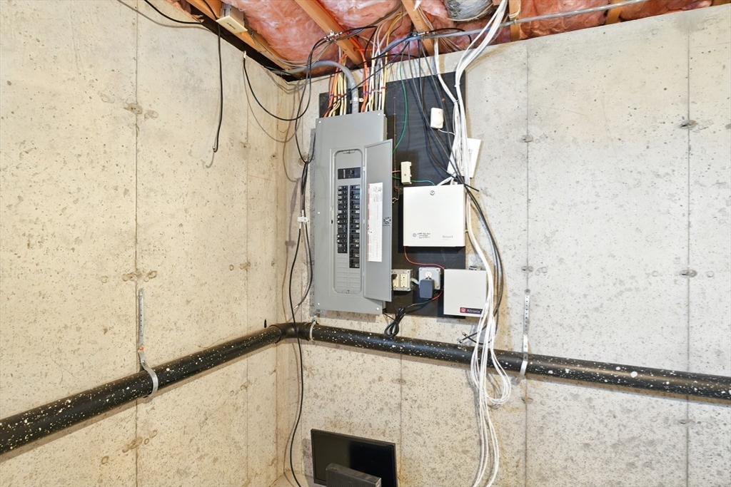 Springfield, Massachusetts 01118, United States, 3 Bedrooms Bedrooms, ,2 BathroomsBathrooms,Residential,Active,148819