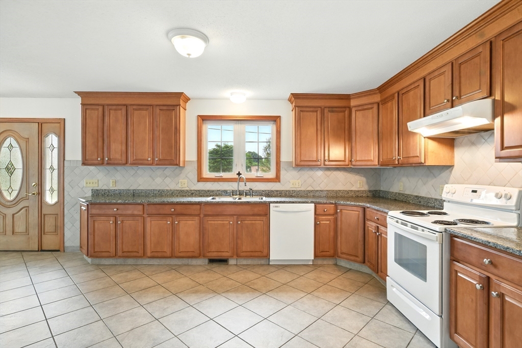 Springfield, Massachusetts 01118, United States, 3 Bedrooms Bedrooms, ,2 BathroomsBathrooms,Residential,Active,148819