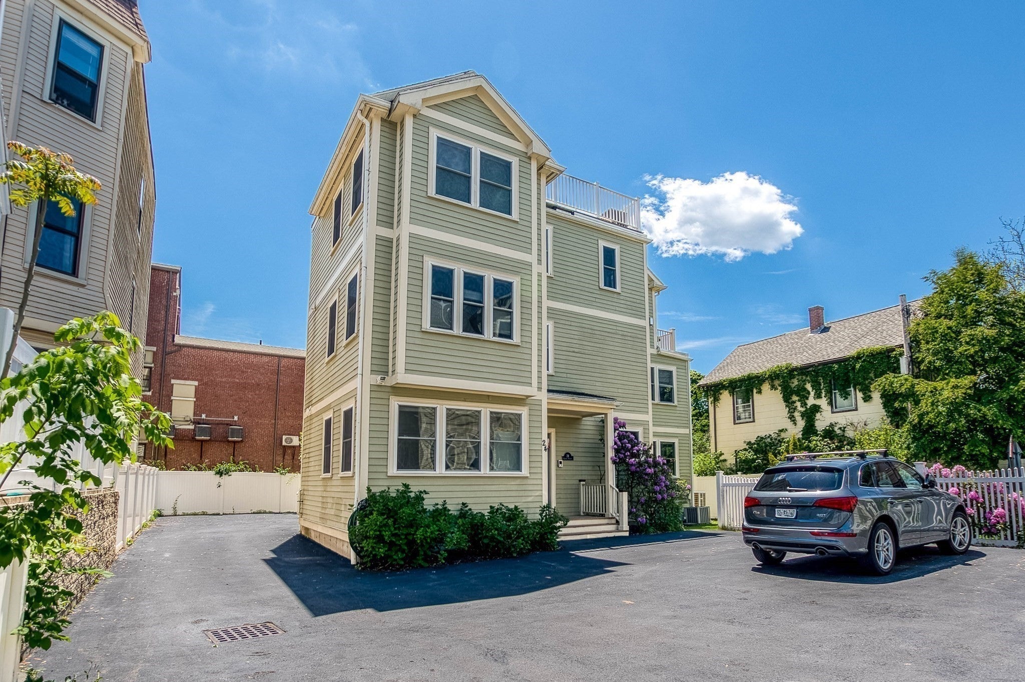 24 Custer St