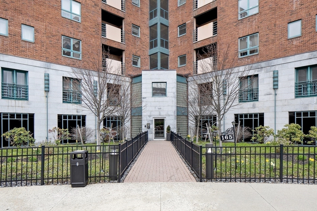 Click for 165 Cottage St #706, Chelsea, MA slideshow