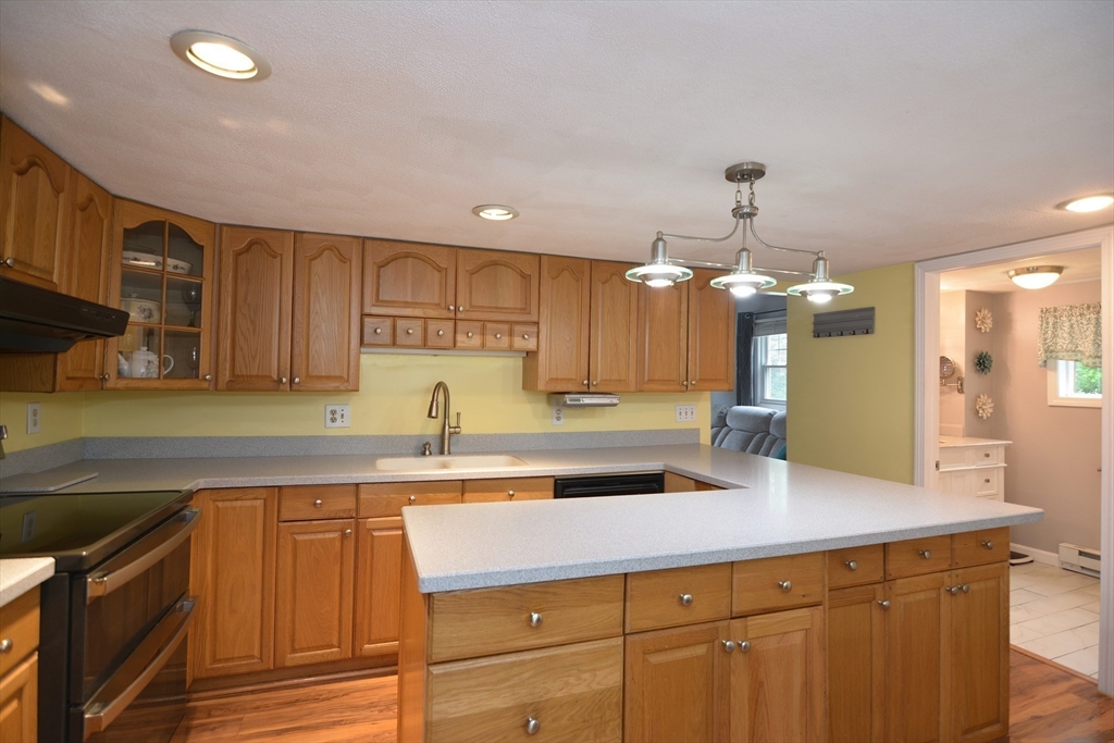 Attleboro, Massachusetts 02703, United States, 3 Bedrooms Bedrooms, ,2 BathroomsBathrooms,Residential,Contingent,125057