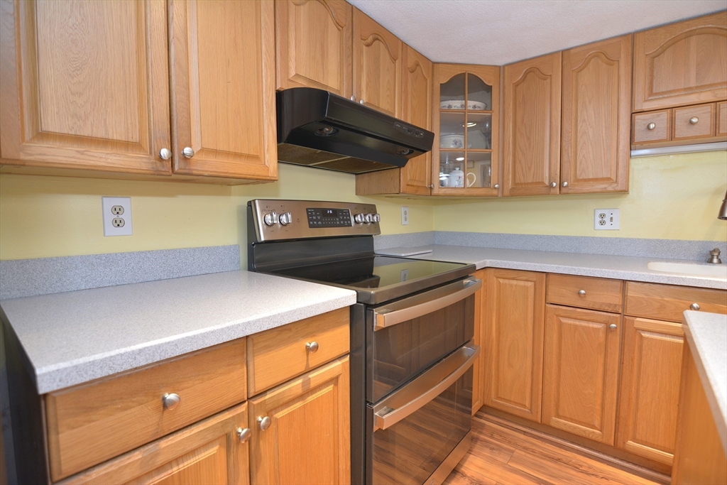 Attleboro, Massachusetts 02703, United States, 3 Bedrooms Bedrooms, ,2 BathroomsBathrooms,Residential,Contingent,125057