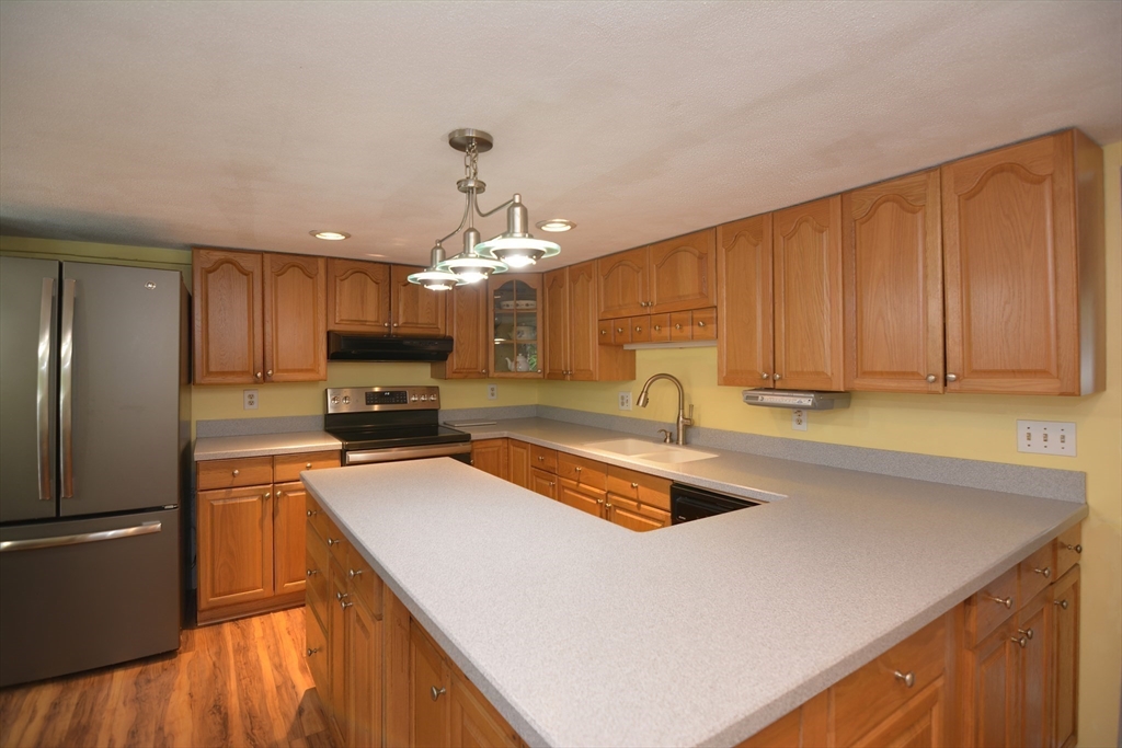 Attleboro, Massachusetts 02703, United States, 3 Bedrooms Bedrooms, ,2 BathroomsBathrooms,Residential,Contingent,125057