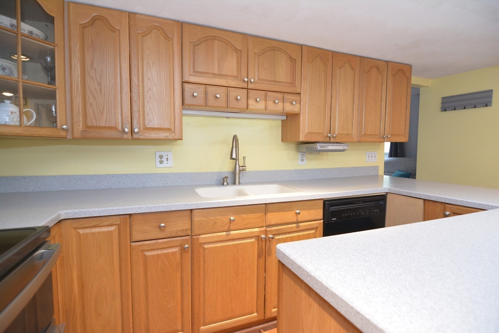 Attleboro, Massachusetts 02703, United States, 3 Bedrooms Bedrooms, ,2 BathroomsBathrooms,Residential,Contingent,125057