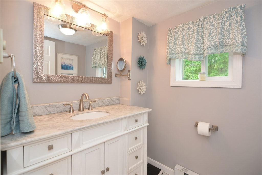 Attleboro, Massachusetts 02703, United States, 3 Bedrooms Bedrooms, ,2 BathroomsBathrooms,Residential,Contingent,125057