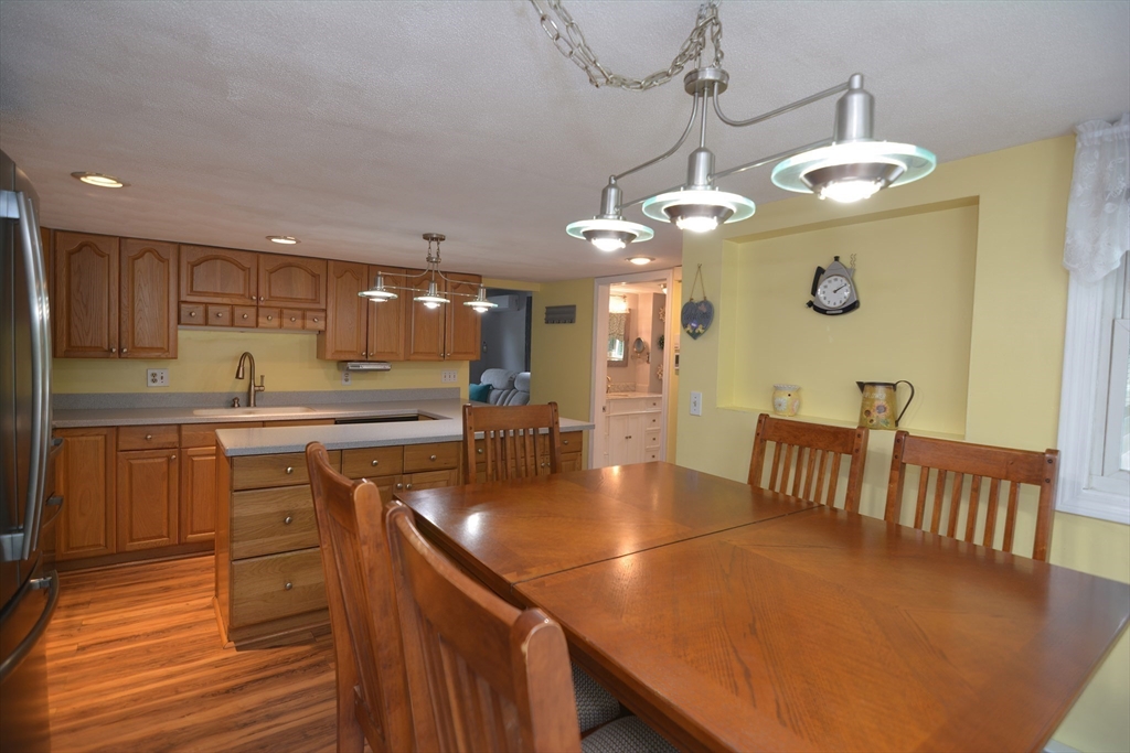 Attleboro, Massachusetts 02703, United States, 3 Bedrooms Bedrooms, ,2 BathroomsBathrooms,Residential,Contingent,125057