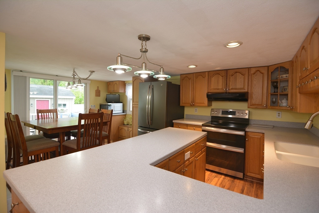 Attleboro, Massachusetts 02703, United States, 3 Bedrooms Bedrooms, ,2 BathroomsBathrooms,Residential,Contingent,125057