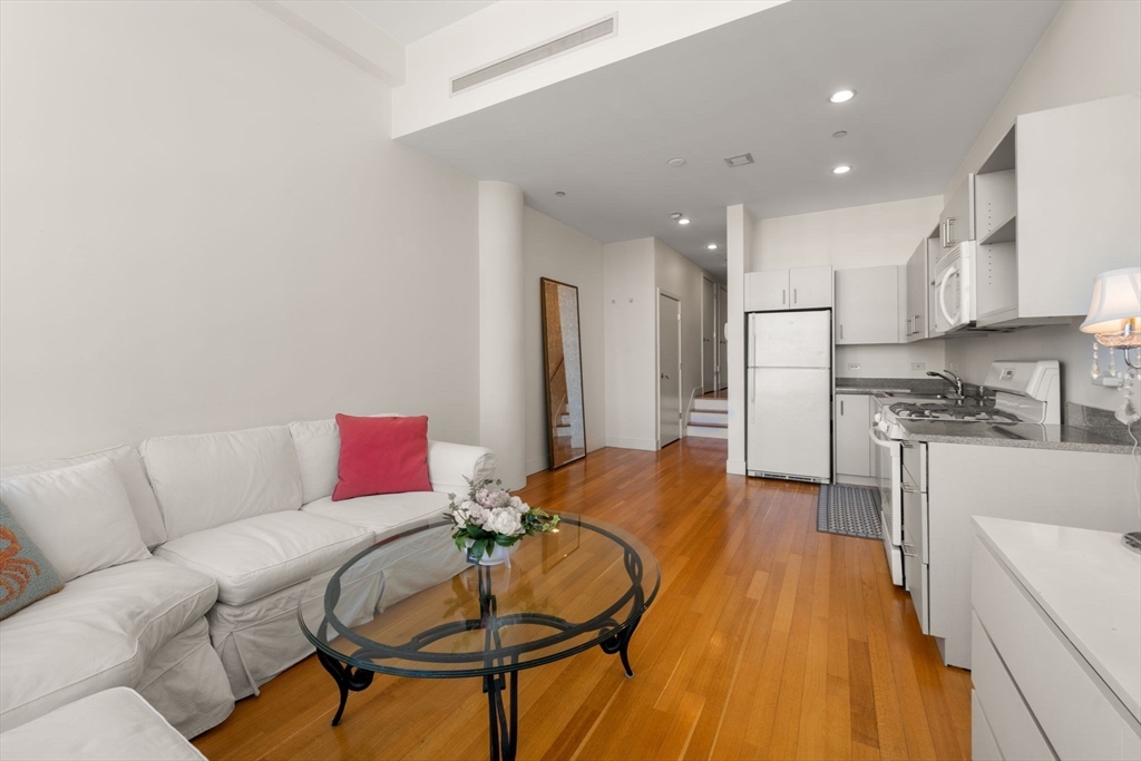360 Newbury St 402
