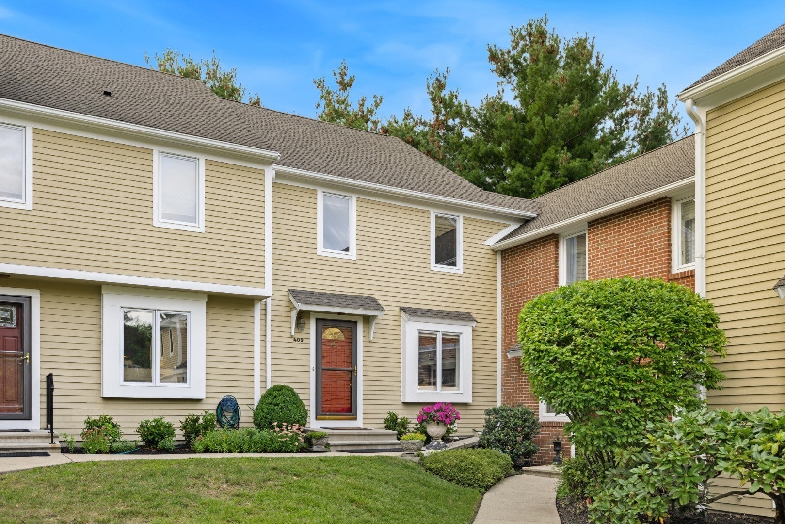 Photo of 409 Lewis O Gray Dr, Saugus, MA