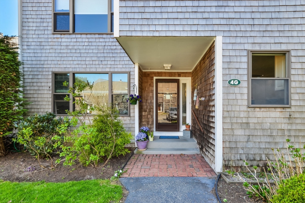 Mashpee, Massachusetts 02649, United States, 2 Bedrooms Bedrooms, ,3 BathroomsBathrooms,Residential,Contingent,121758