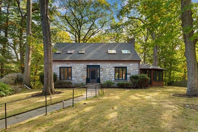 119 Cross Ln Beverly MA 01915