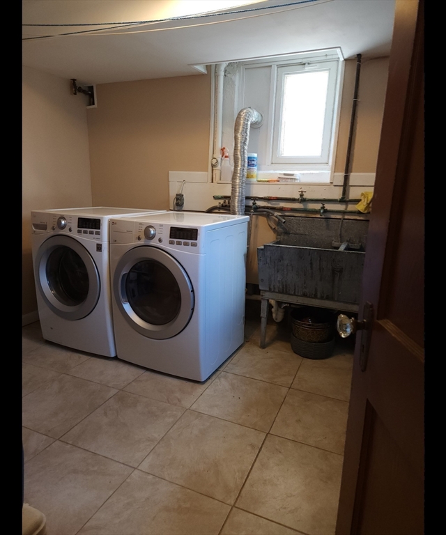 Milton, Massachusetts 02186, United States, 4 Bedrooms Bedrooms, ,2 BathroomsBathrooms,Residential,Active,179627