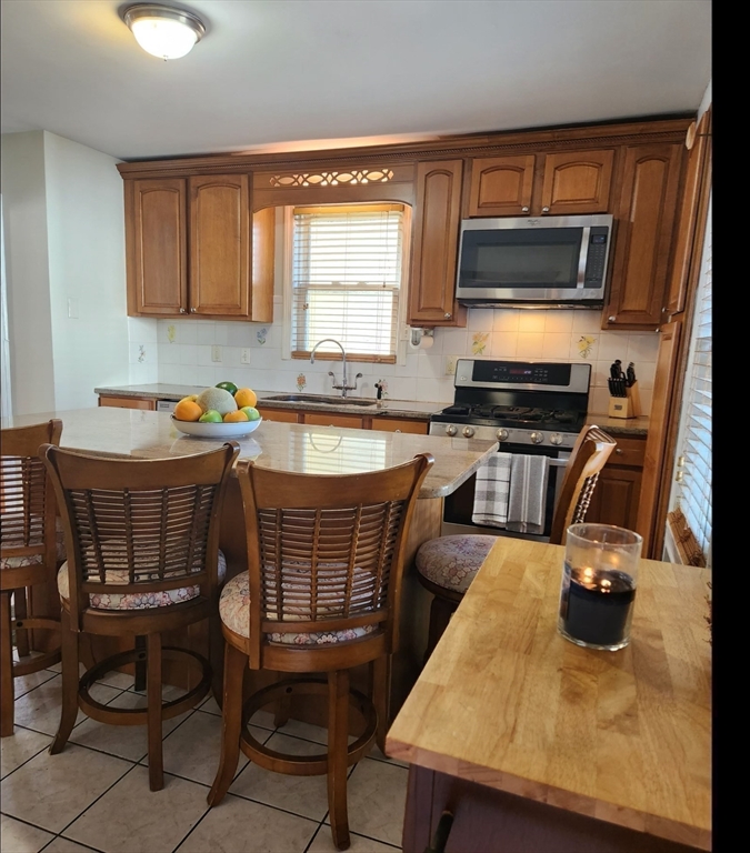 Milton, Massachusetts 02186, United States, 4 Bedrooms Bedrooms, ,2 BathroomsBathrooms,Residential,Active,179627