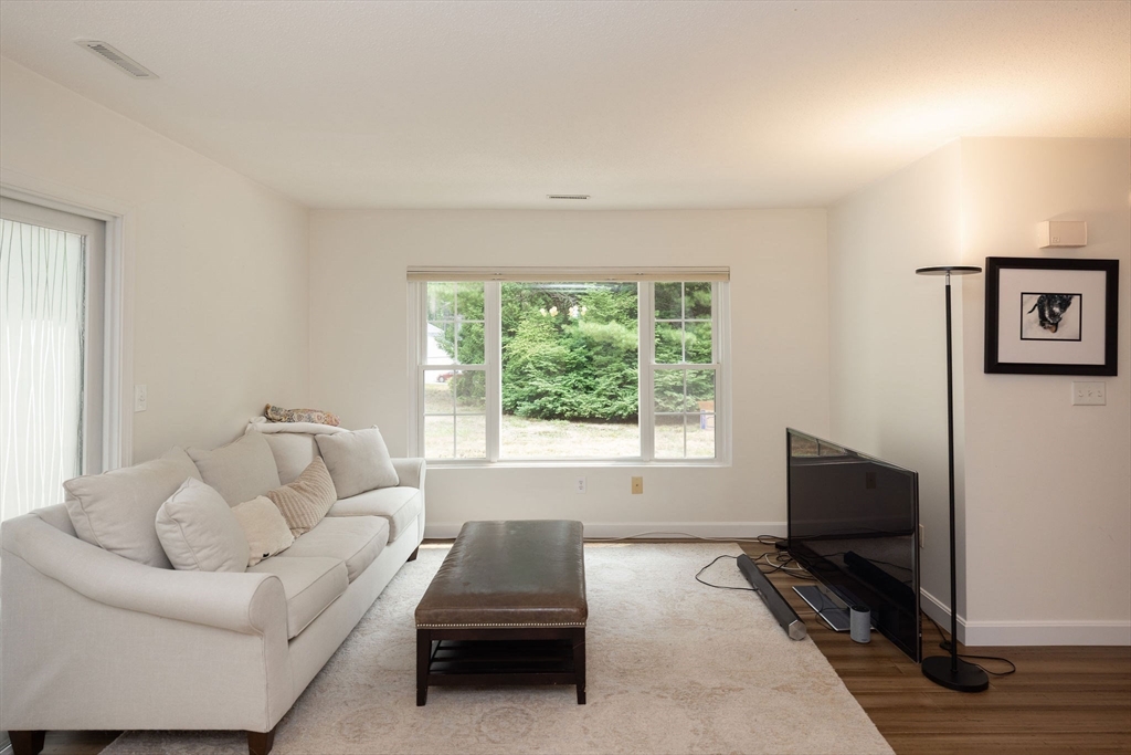 205 Edgebrook Dr 205